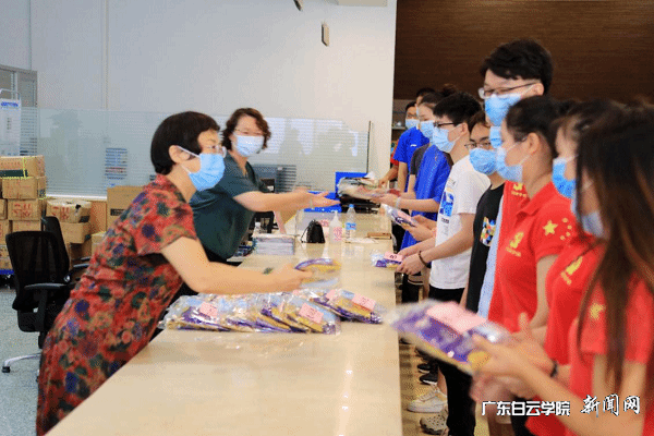 学校为返校学生发放爱心防控礼包.png
