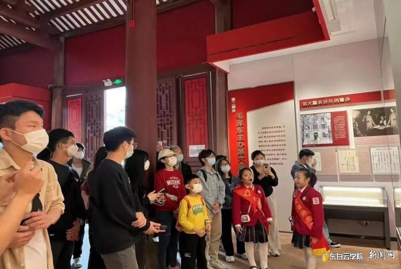 志愿者介绍农讲所.jpg 志愿者介绍农讲所.jpg