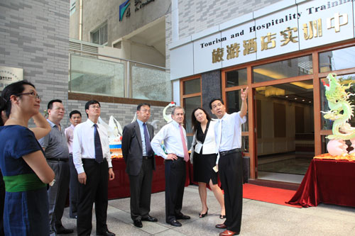2、客人在旅游酒店实训中心参观 2、客人在旅游酒店实训中心参观