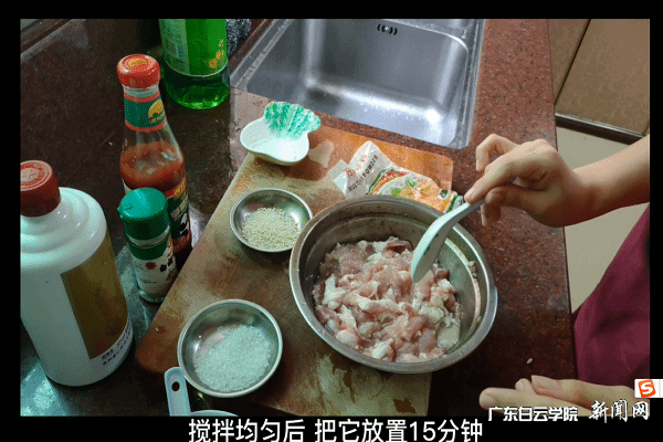 张怀佳同学疫情期间通过视频展示美食做法.png