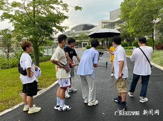 同学们趁雨小的加急拍摄1.jpg