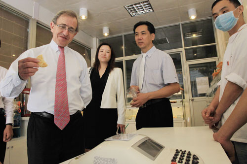 3、客人品尝白云学子制作的甜点 3、客人品尝白云学子制作的甜点