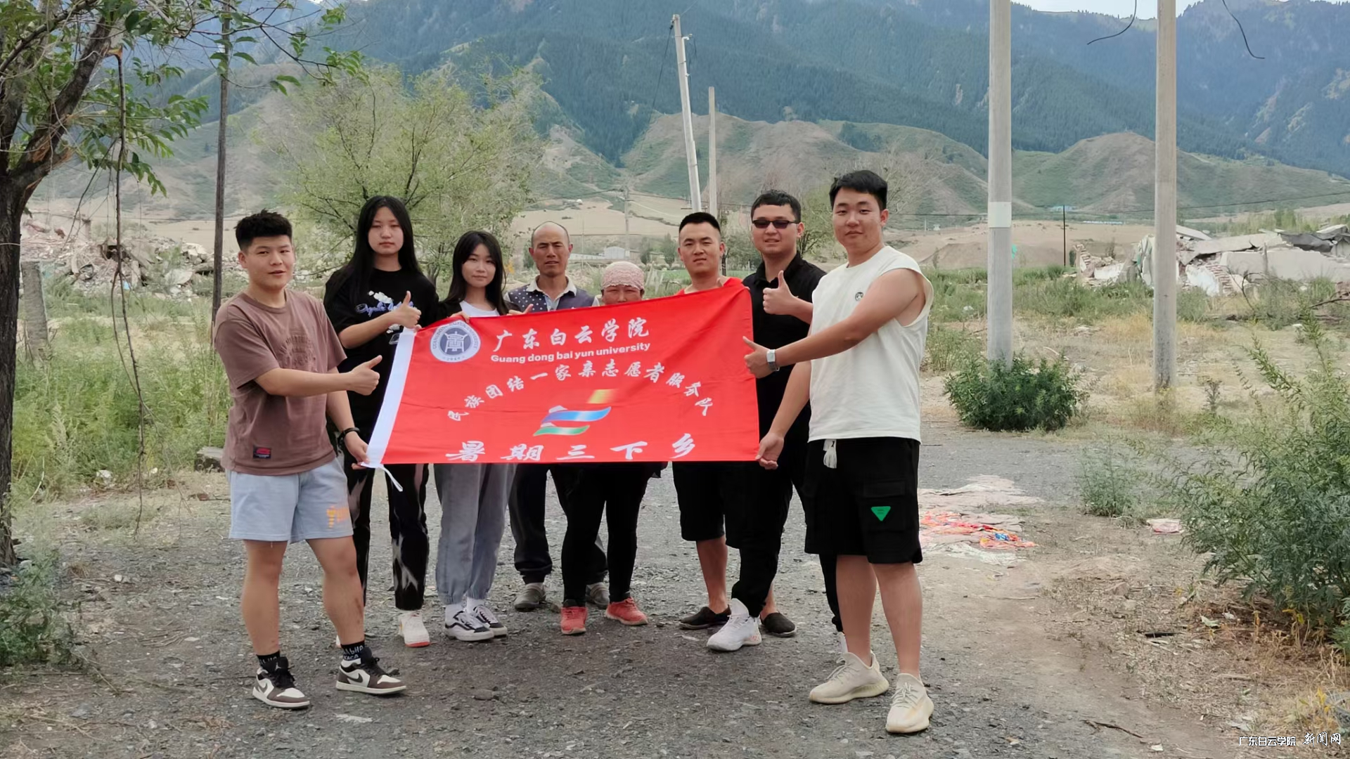 “新疆是个好地方,民族团结一家亲”实践团.png “新疆是个好地方,民族团结一家亲”实践团.png