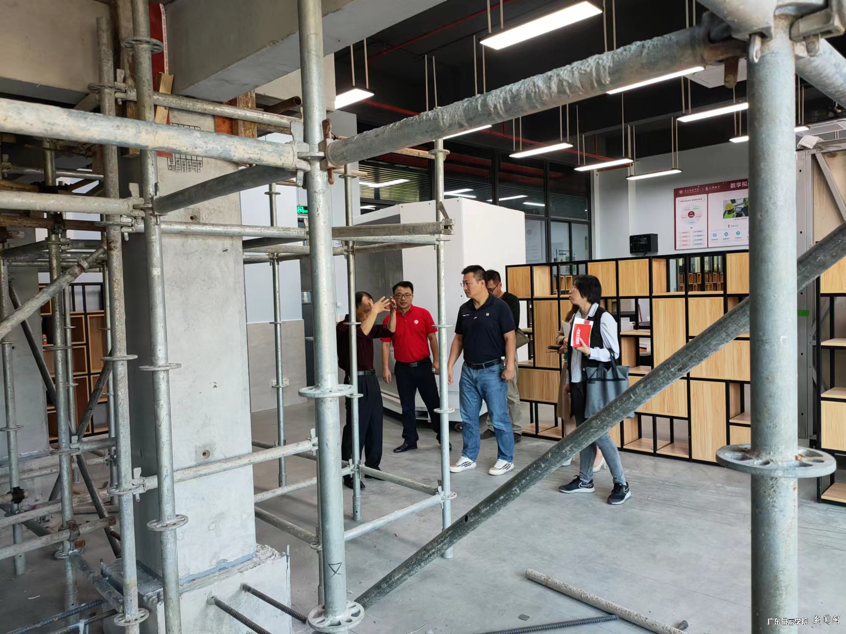 易为集团黄焕展董事长一行现场参观培训中心建设情况.jpg 易为集团黄焕展董事长一行现场参观培训中心建设情况.jpg