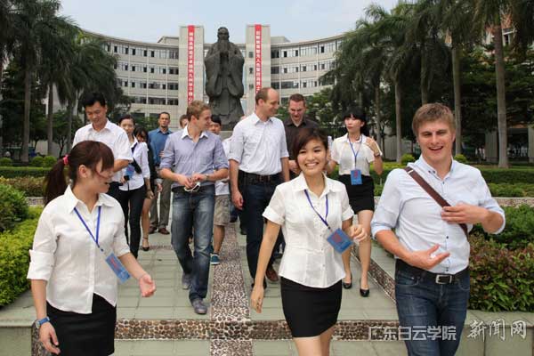 (图三:参观孔子广场) (图三:参观孔子广场)