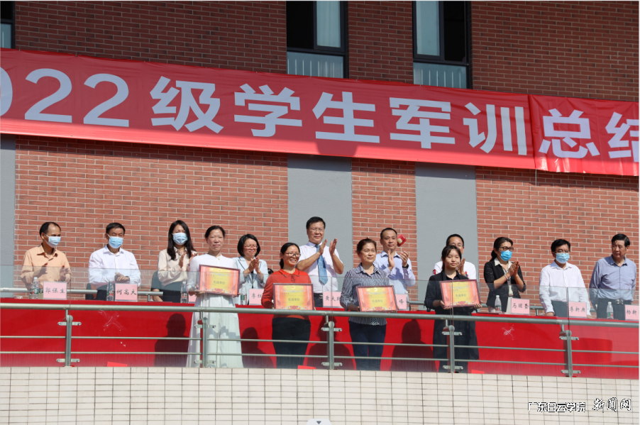 学校领导为先进集体颁奖(北校区).png 学校领导为先进集体颁奖(北校区).png