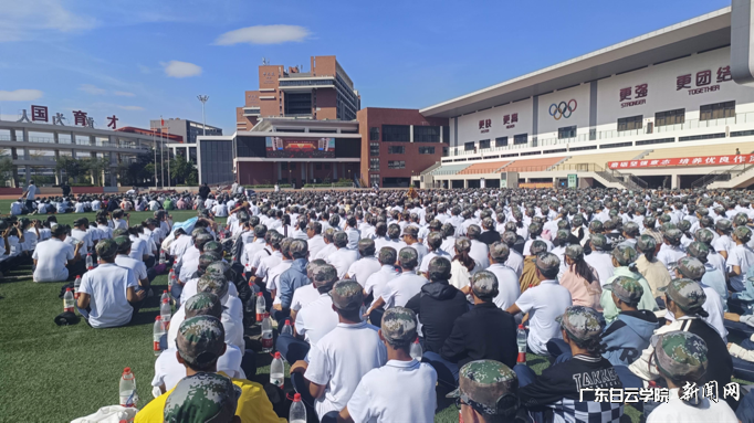 2022级新生在军训现场收看二十大开幕盛况.png 2022级新生在军训现场收看二十大开幕盛况.png