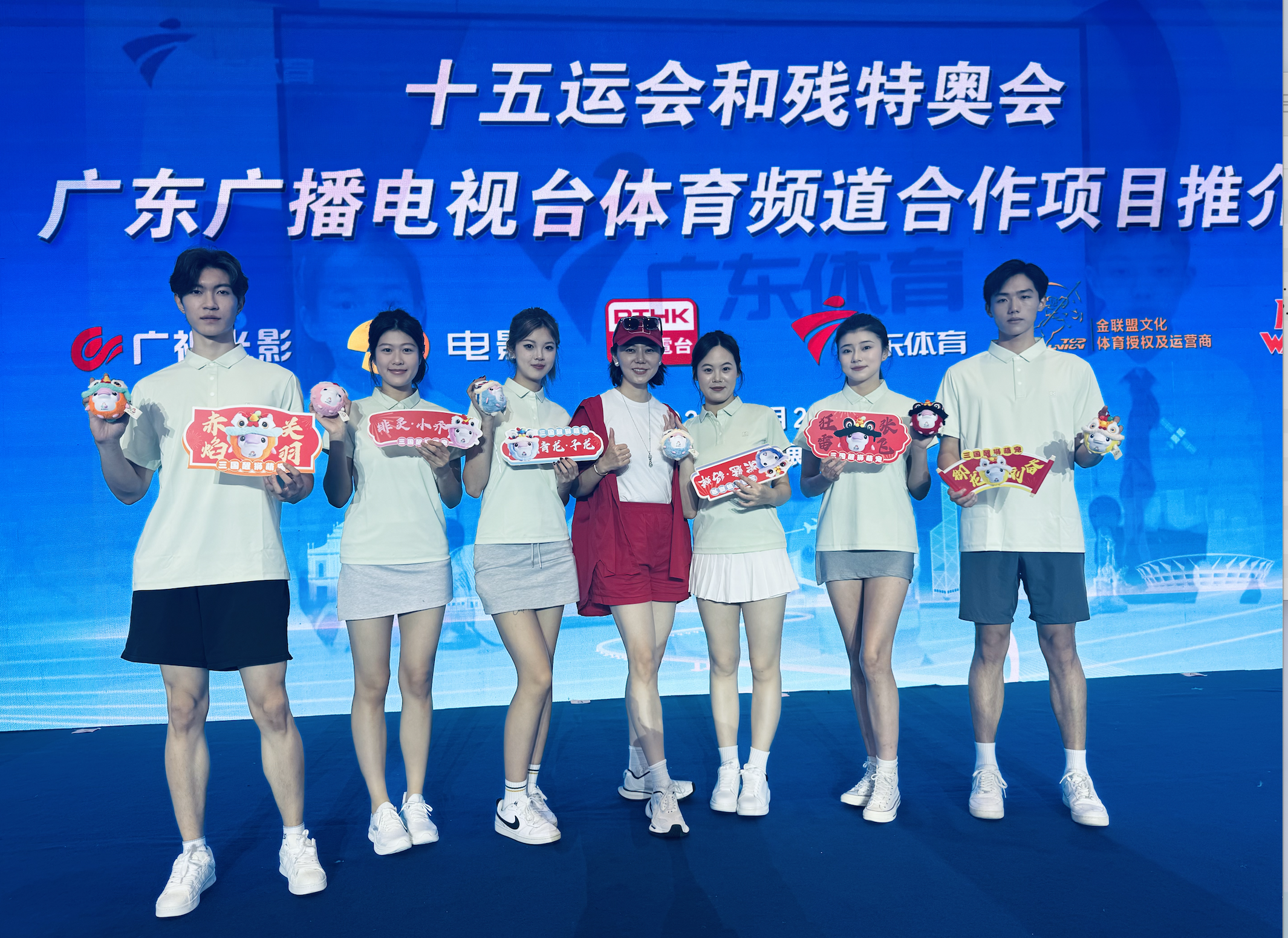 图四(展演活动现场合影).png 图四(展演活动现场合影).png