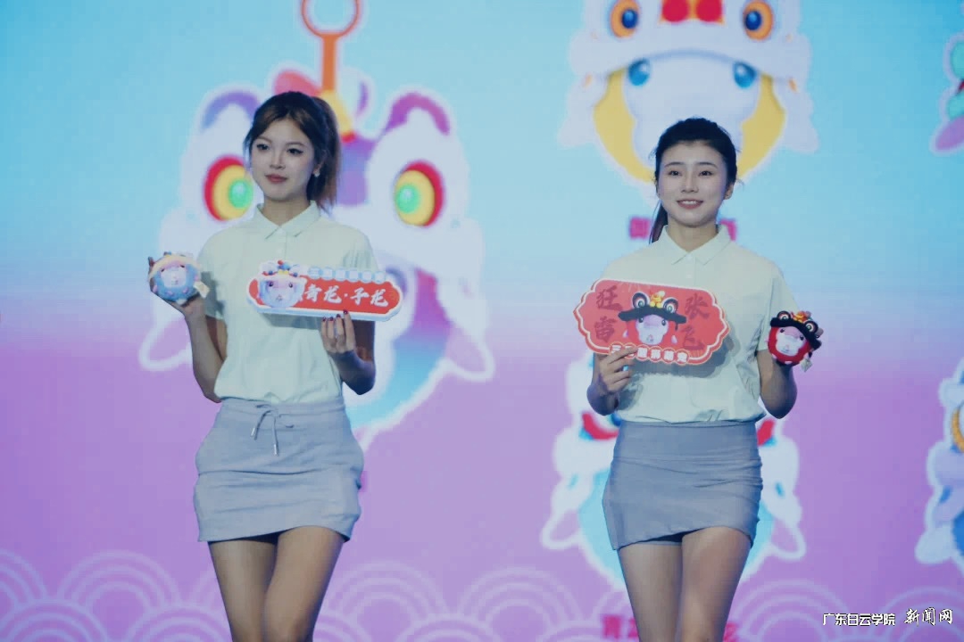 图二(23服表学生薛茹 24服表蔡馨仪 展示商品).jpg 图二(23服表学生薛茹 24服表蔡馨仪 展示商品).jpg