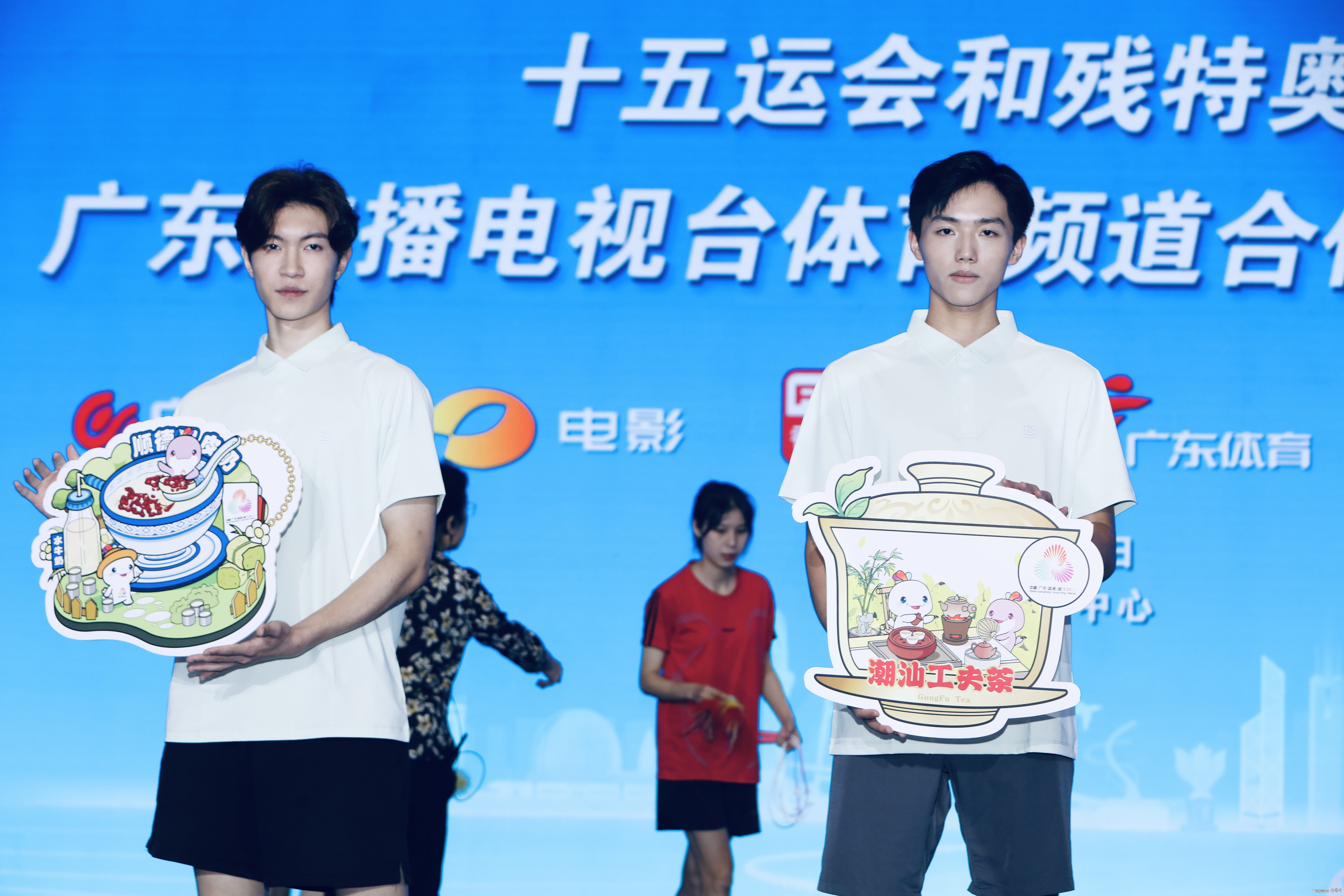 图三(23服表学生李浩玉 24服表于阳 展示商品).jpg 图三(23服表学生李浩玉 24服表于阳 展示商品).jpg