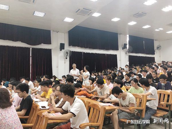 学生回答问题.jpg