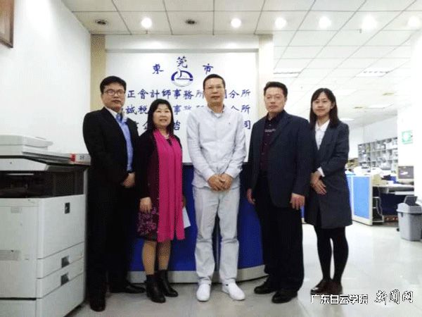 德正会计师事务所高级经理郭岗(中)与会计学院副院长刘阳(左二)、副院长李炜(右二)一行合影p.jpg