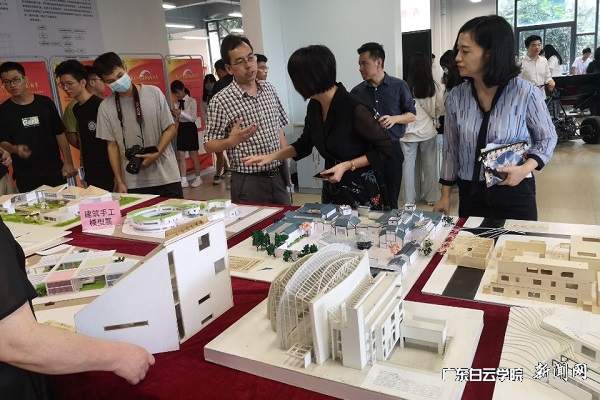 教务李念良处长(前排右3 )参观建筑展区.jpg