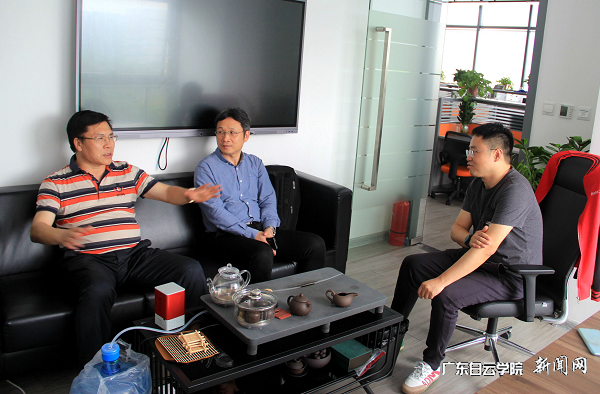黄大乾校长一行与亚信科技戴闵华总监进行交流.png
