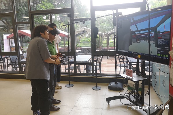 教务处领导体验VR互动 (1).jpg