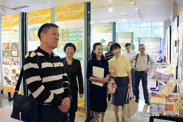 与会领导参观我校艺术设计展厅.png