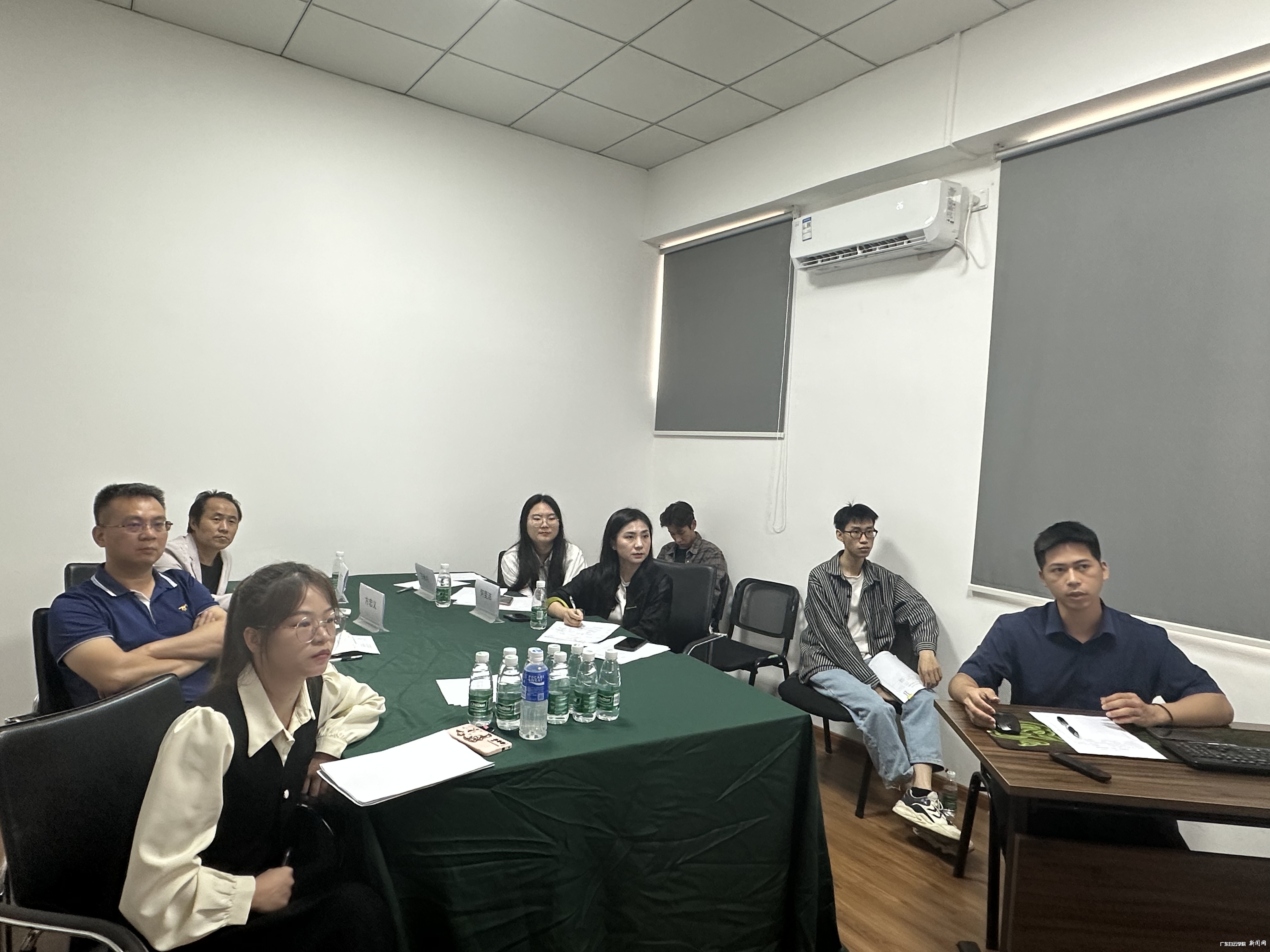 认真聆听学生毕业设计方案讲解.jpg 认真聆听学生毕业设计方案讲解.jpg