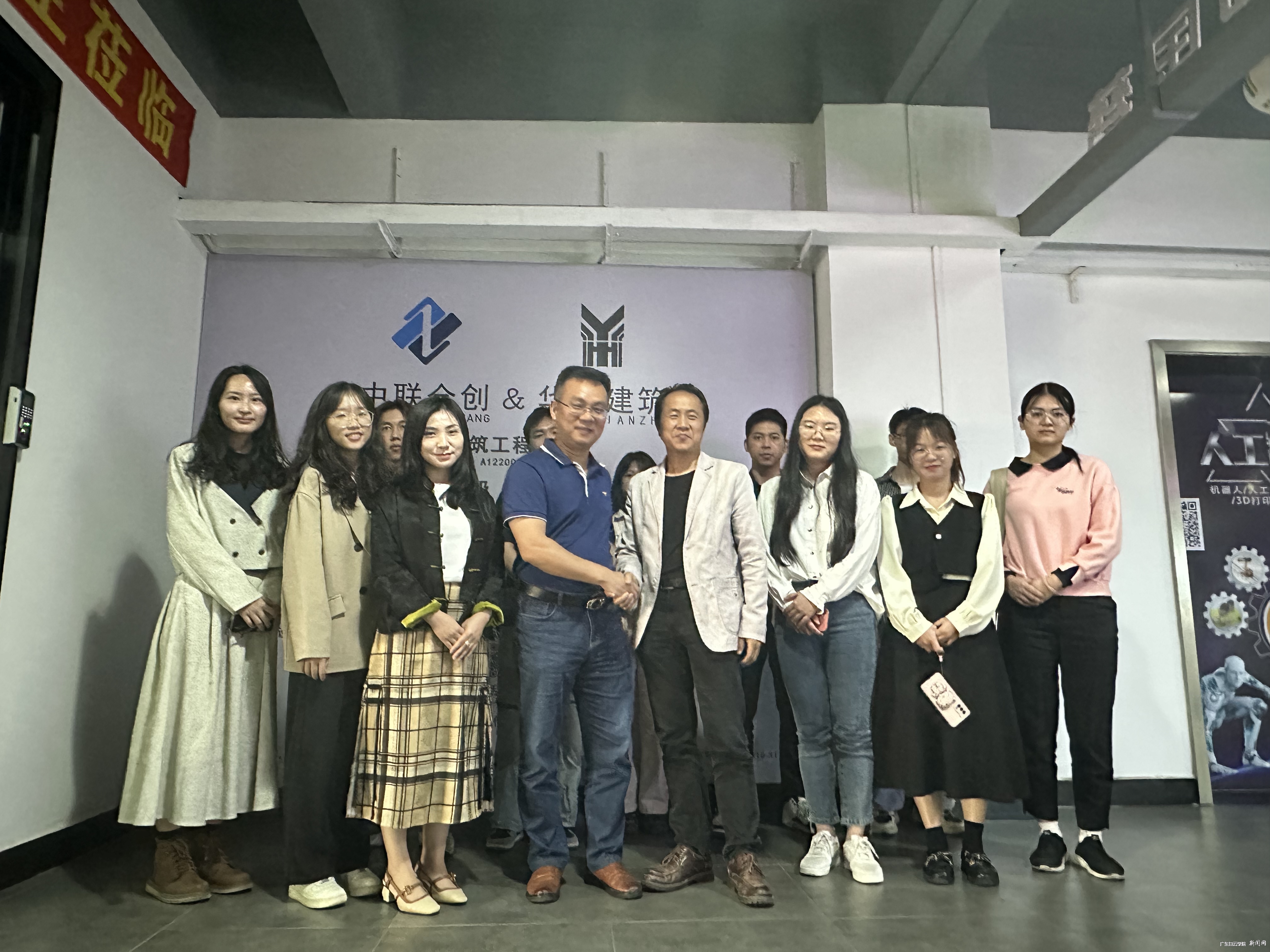 答辩会全体师生合影留念.jpg 答辩会全体师生合影留念.jpg