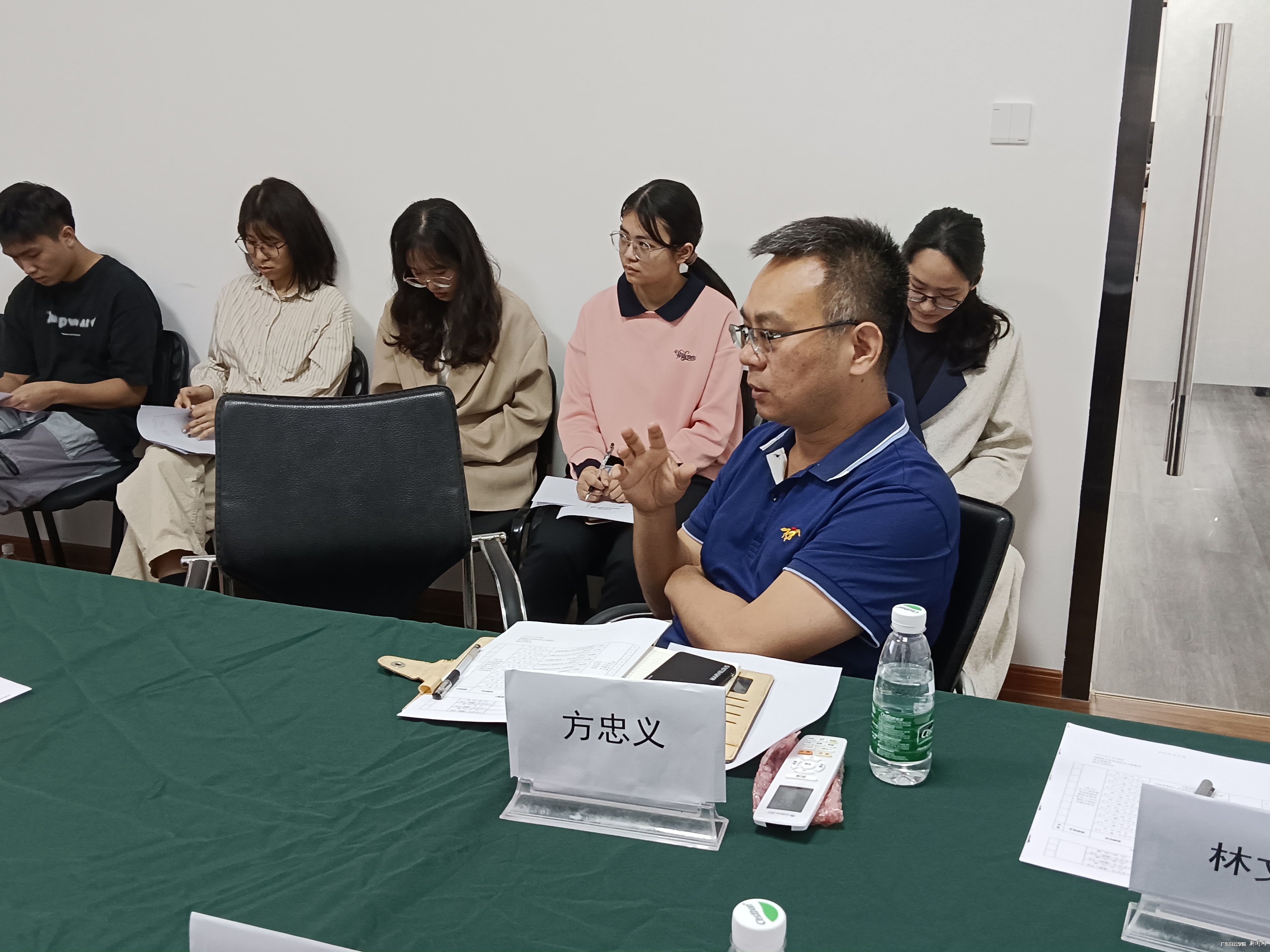 华昱公司方总在点评学生毕业设计作品.jpg 华昱公司方总在点评学生毕业设计作品.jpg