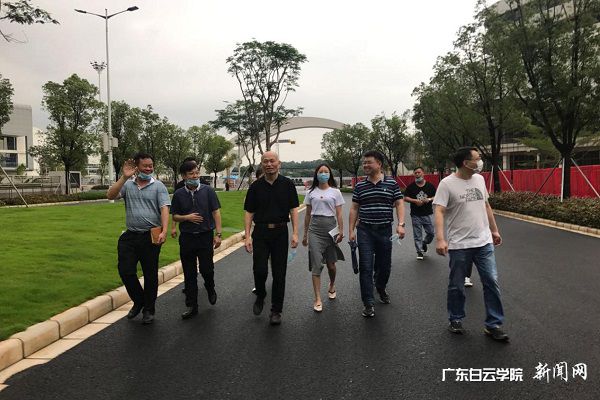 范韶彬副院长(中)一行在校园考察.jpg