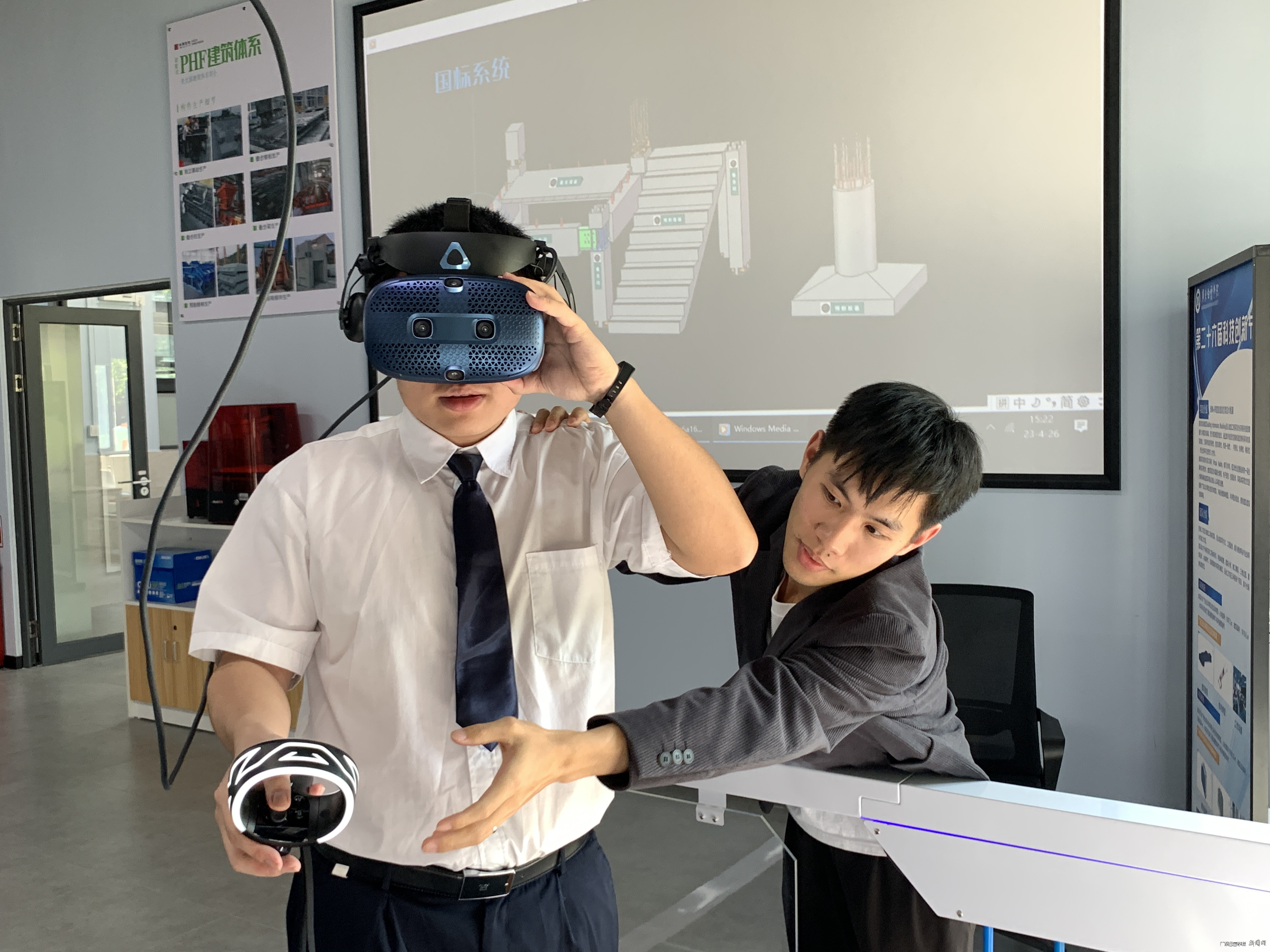 学生进行BIM+VR虚拟现实体验.jpg 学生进行BIM+VR虚拟现实体验.jpg