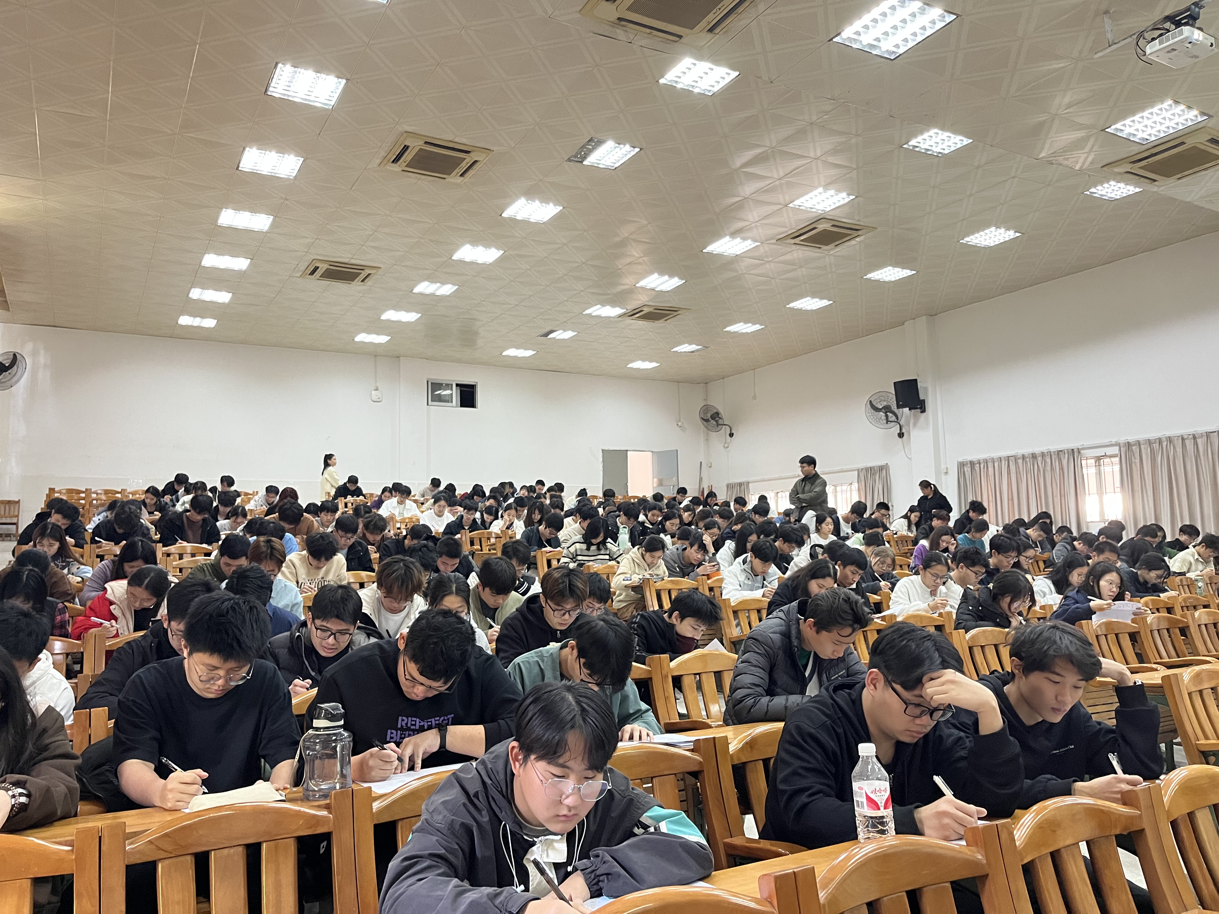 西校区笔试现场.jpg 西校区笔试现场.jpg