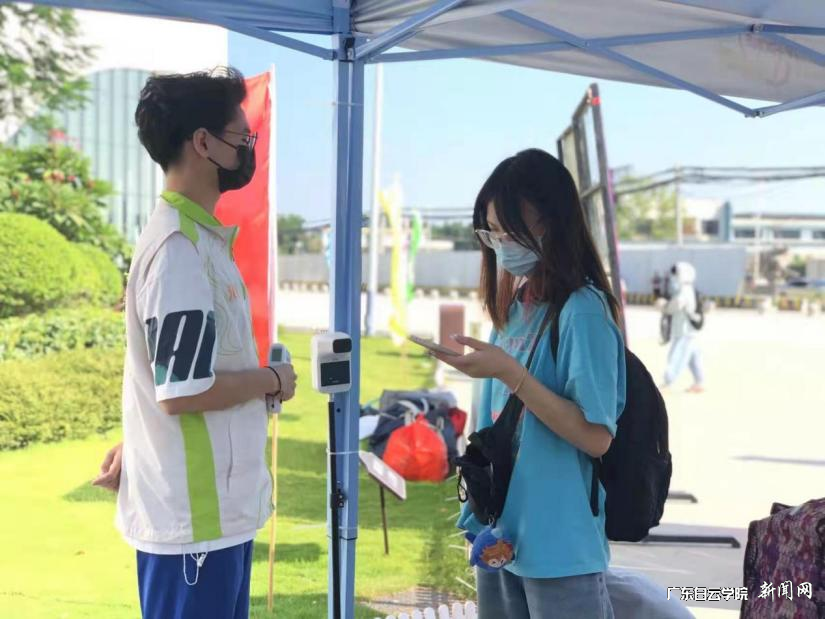 北校区门口测温入校.png 北校区门口测温入校.png