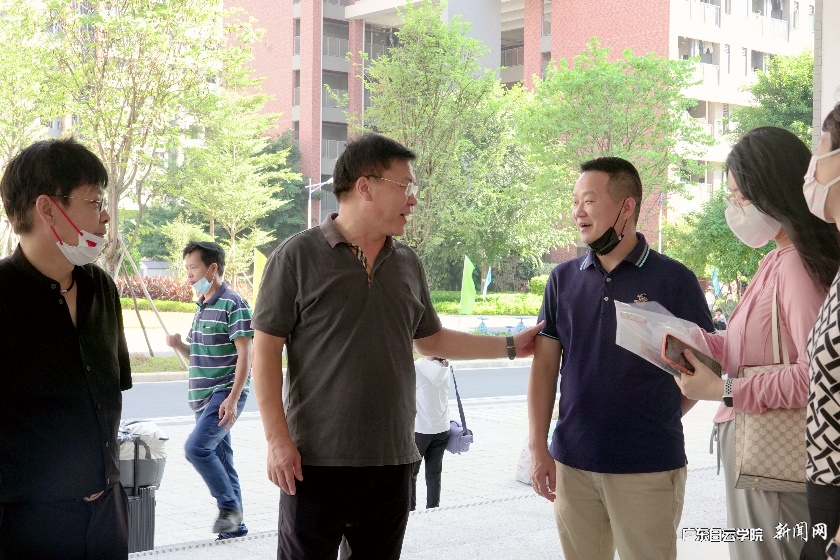校长黄大乾一行与新生家长亲切交谈.png 校长黄大乾一行与新生家长亲切交谈.png
