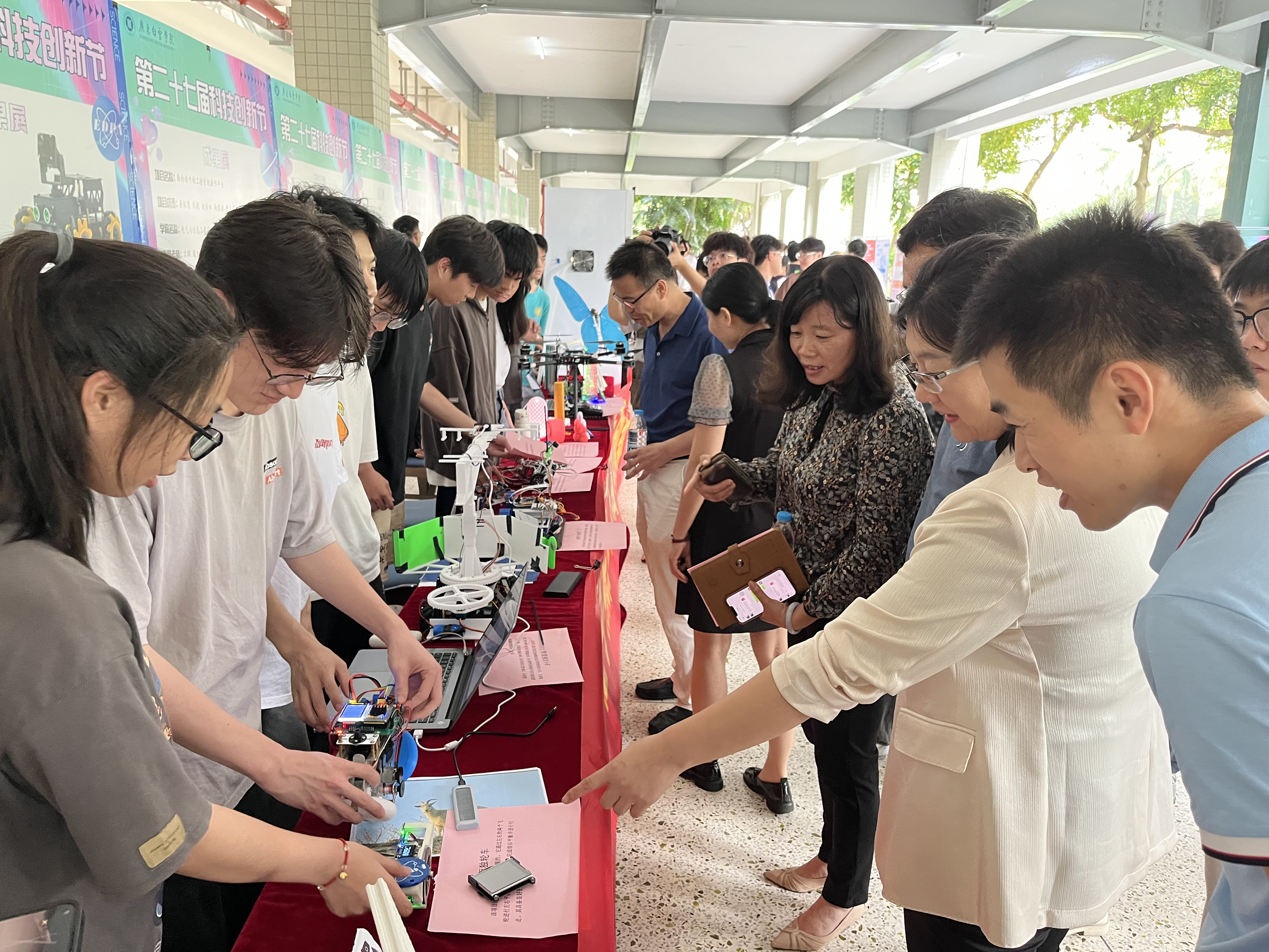 40西校区领导观摩学院成果展.jpg 40西校区领导观摩学院成果展.jpg