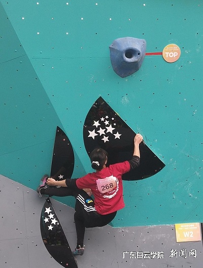 我校队员在攀石比赛现场.jpg