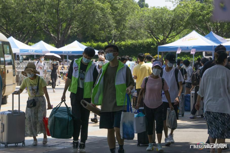 西校区迎新现场.png 西校区迎新现场.png