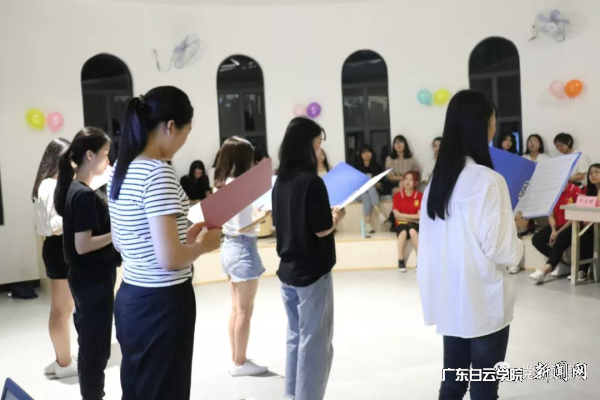 宿舍成员展示才艺 - 迷你看图王.png