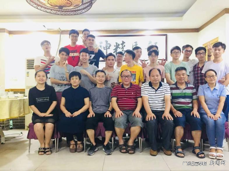 关宝荣老师与学生合影.png 关宝荣老师与学生合影.png