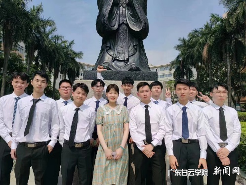 苏颖老师与学生合照.png 苏颖老师与学生合照.png