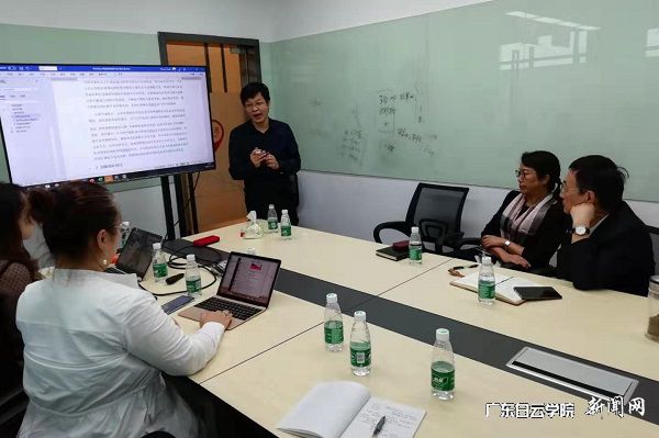 校长助理肖军田讲解产业学院建设的愿景(右二为谢少华副董事长,右一为刘根正副校长,中为肖军田校长助理,左二为卓志集团总经理李金玲).jpg