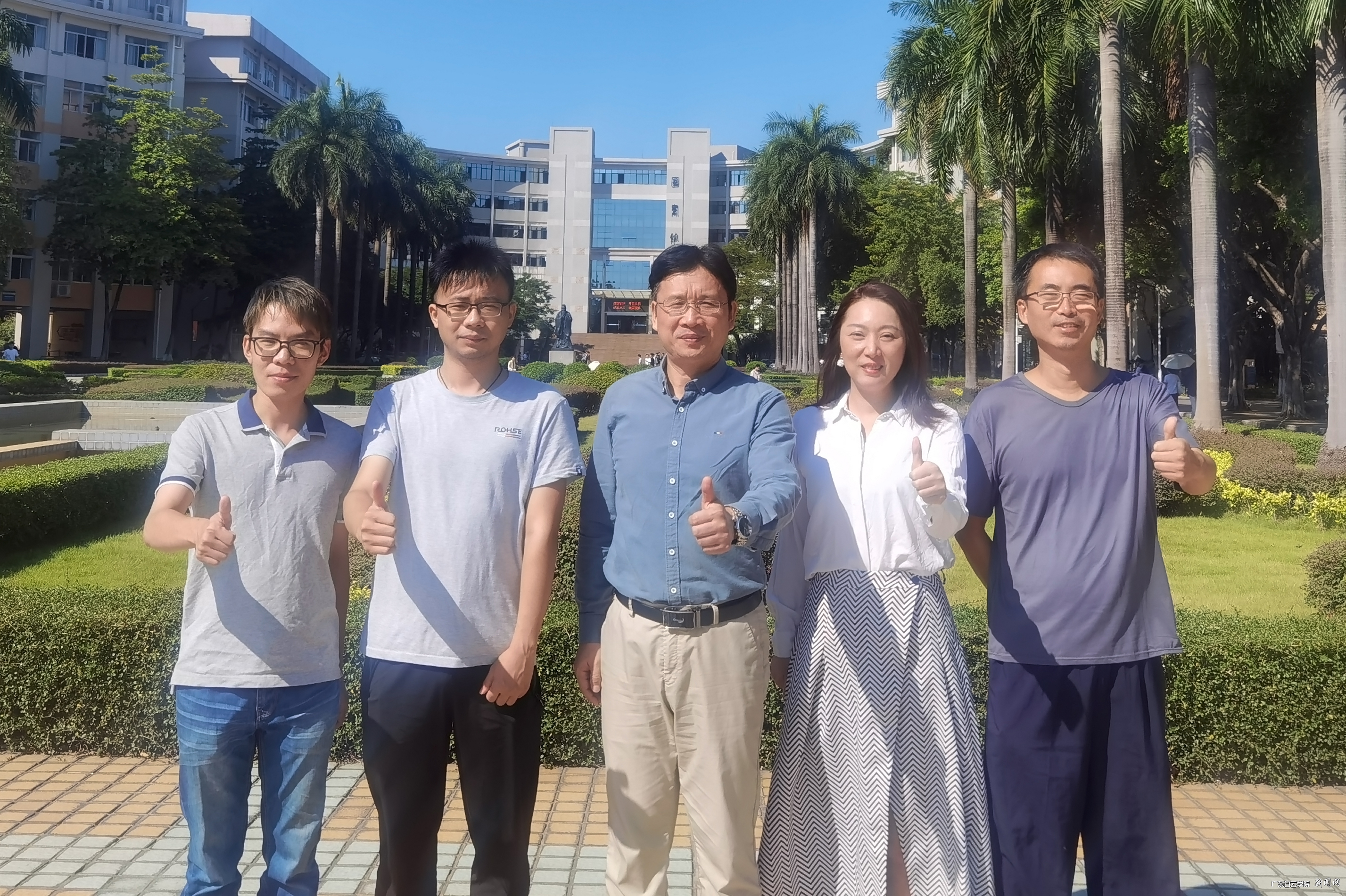 2大数据与计算机学院张大斌院长亲自指导“白云数据”团队.jpg 2大数据与计算机学院张大斌院长亲自指导“白云数据”团队.jpg