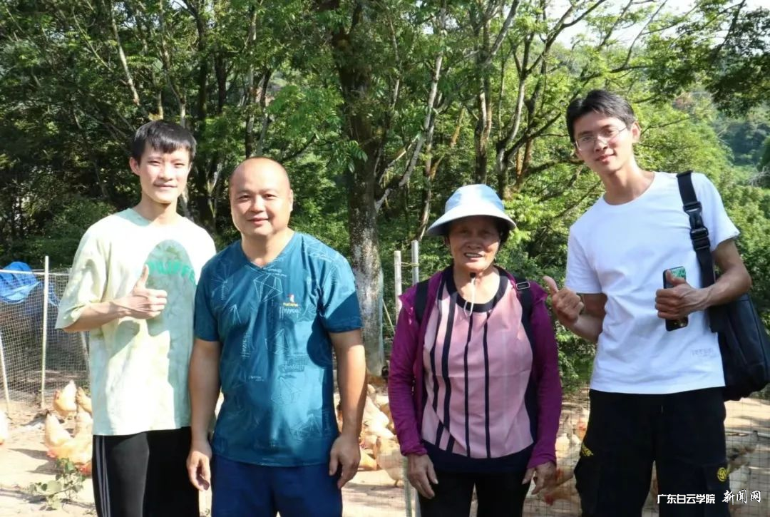 团队成员与当地居民合照.png 团队成员与当地居民合照.png