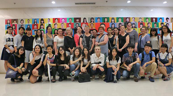 参观花都红谷集团总部(箱包设计与生产) 参观花都红谷集团总部(箱包设计与生产)