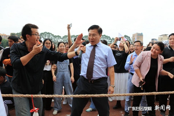 黄大乾校长为教工拔河“开赛”.jpg