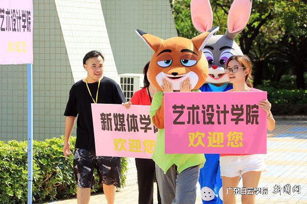 热情的笑容 迎接新生的到来.jpg