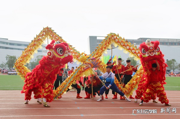 教育与体育学院舞龙舞狮方阵.jpg