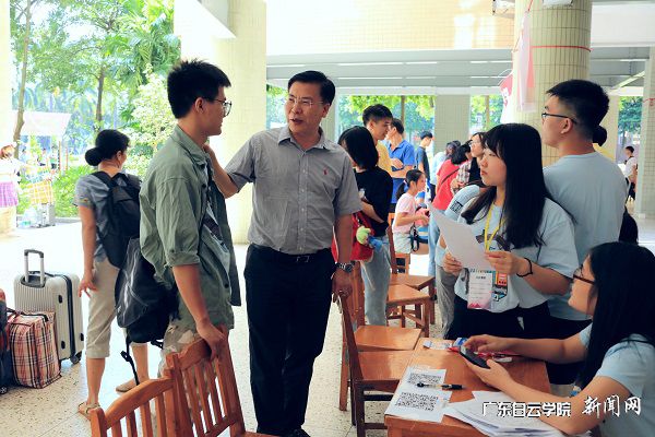 校长黄大乾在西校区迎新现场与学生亲切交谈.jpg