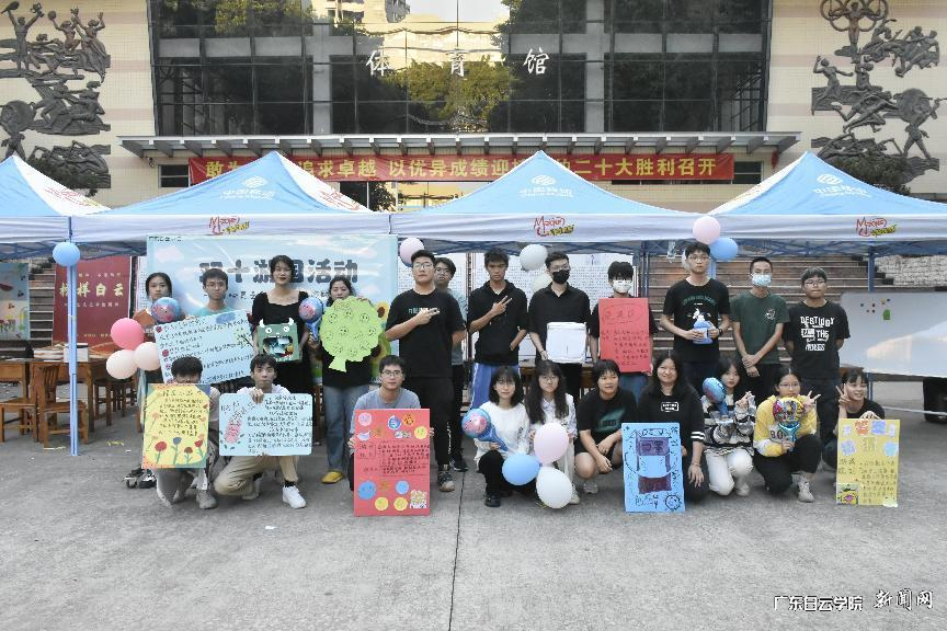 西校区工作人员大合照.png 西校区工作人员大合照.png