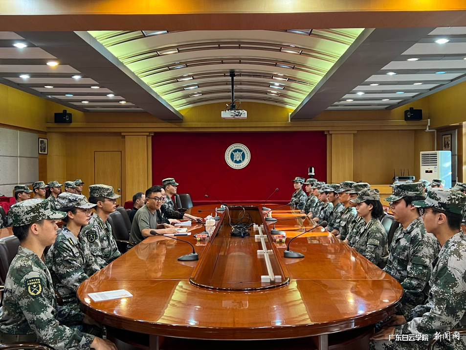 西校区军训教官座谈会.png 西校区军训教官座谈会.png