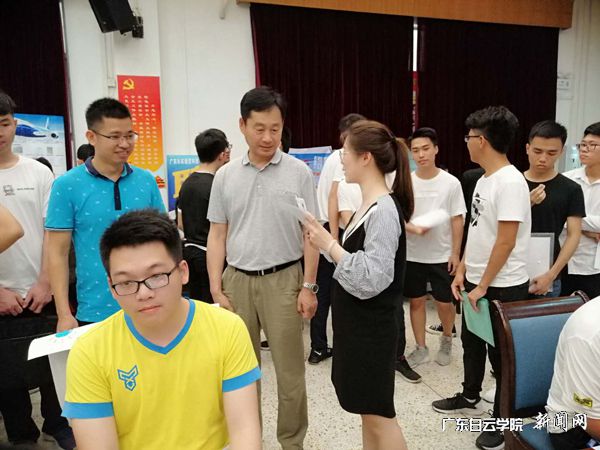 大数据与计算机学院院长万世明(第二排中)在招聘会现场和企业代表交流.jpg
