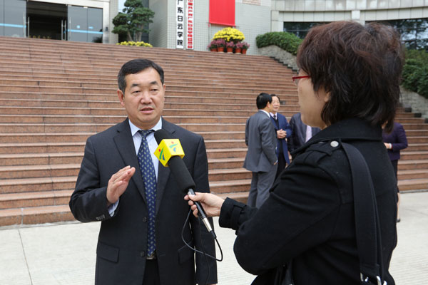 凯里学院校长姚仁海接收媒体采访 凯里学院校长姚仁海接收媒体采访