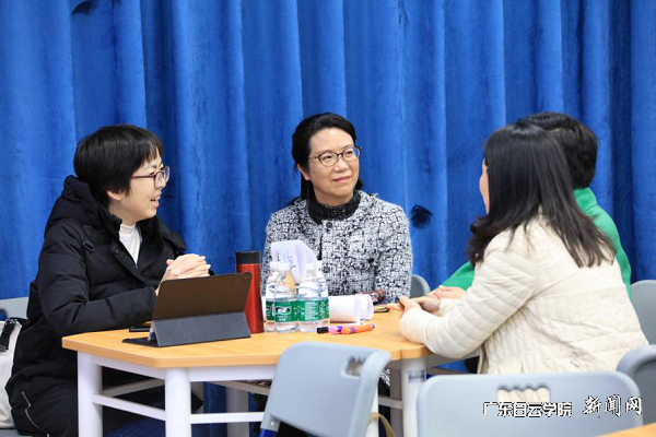 副董事长谢少华、副校长(中)与嘉宾进行破冰交流.png