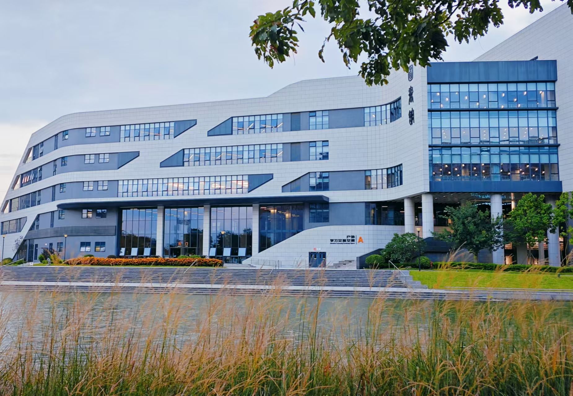 图书馆(北校区)-广东白云学院