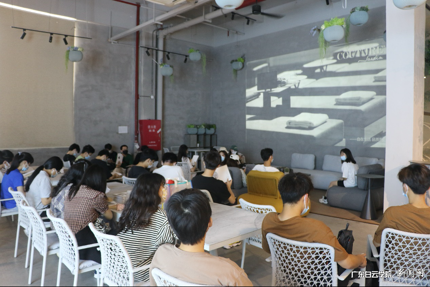 5-同学汇报项目设计成果.png 5-同学汇报项目设计成果.png