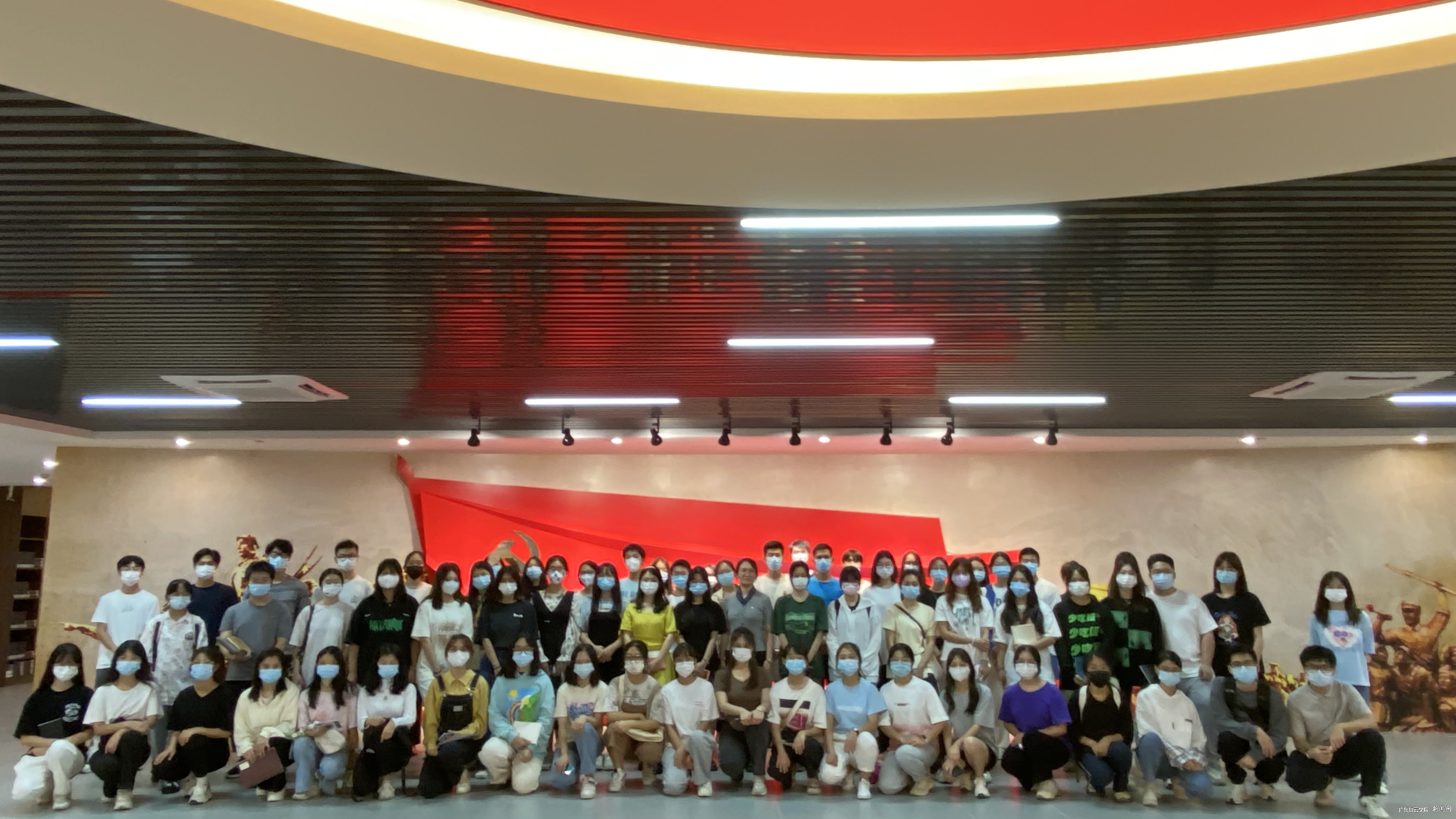 党建与思政教育基地大合照.jpg 党建与思政教育基地大合照.jpg